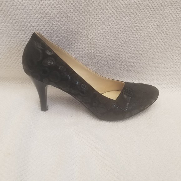 Basic black all leather pump. - Picture 2 of 7